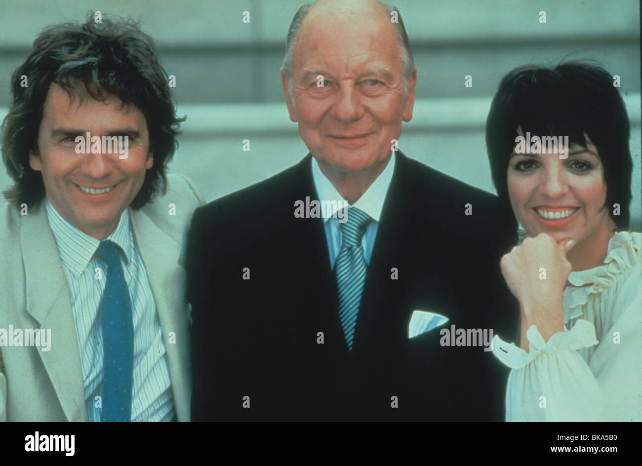 ARTHUR (1981) DUDLEY MOORE, JOHN GIELGUD, LIZA MINNELLI KUNST 025 Stockfoto
