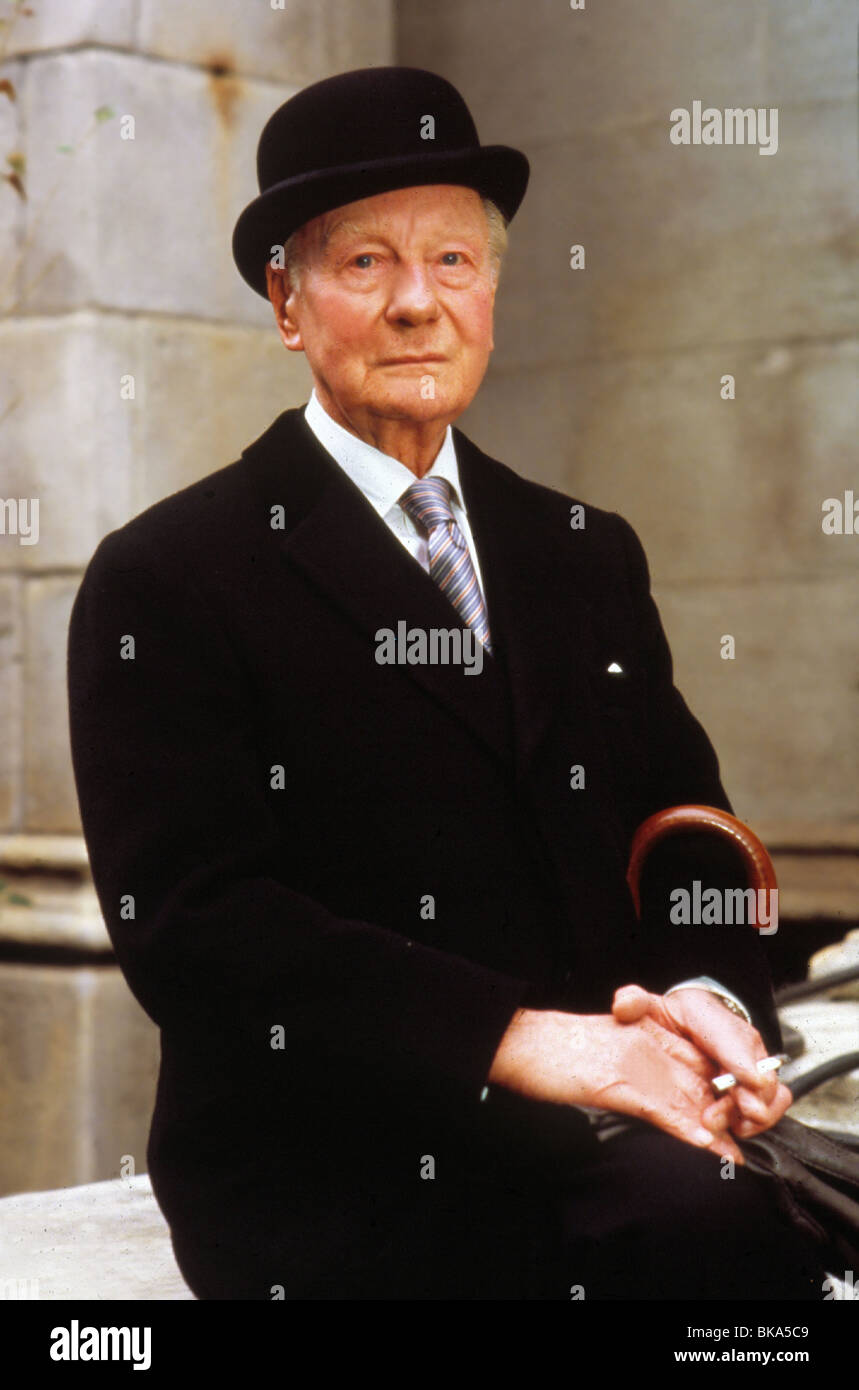 ARTHUR 2: AUF DEN FELSEN (1988) JOHN GIELGUD AR2 054 Stockfoto