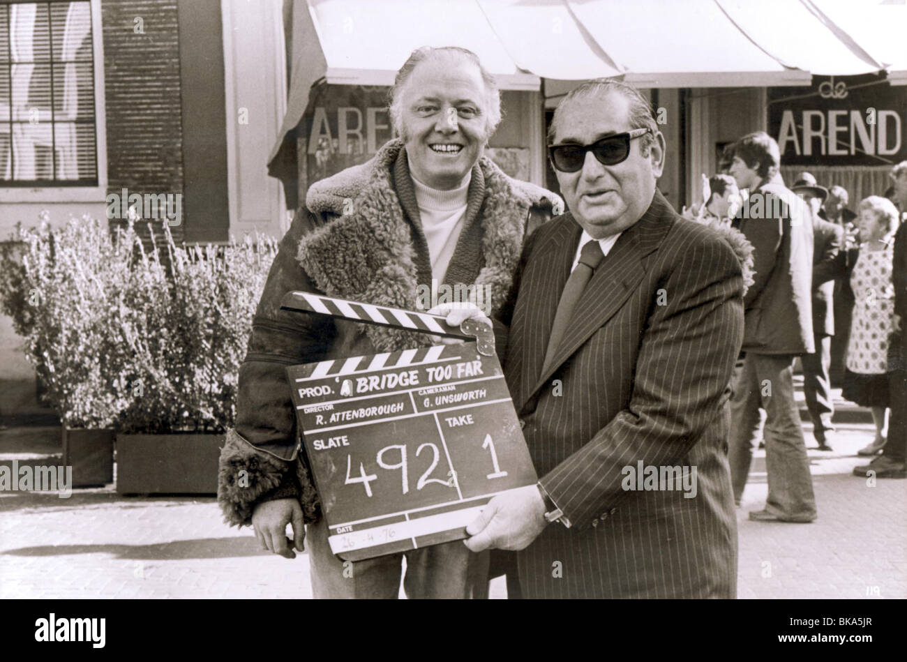 RICHARD ATTENBOROUGH (DIR) O / 'EINE BRÜCKE ZU WEIT' (1977) JOSEPH E LEVINE RATH 006P Stockfoto