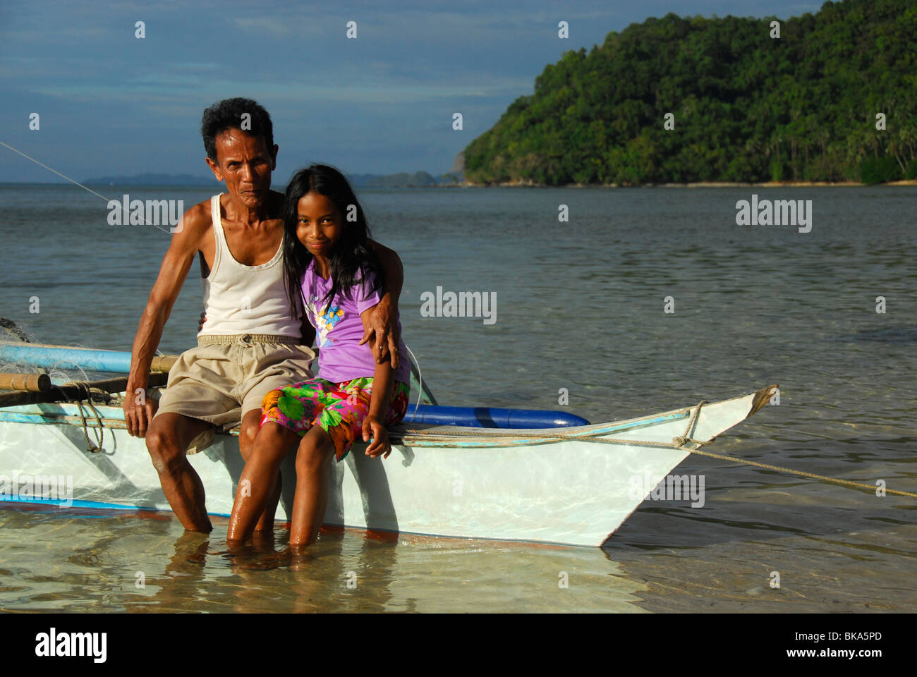 Großvater und seine Enkelin auf einem Boot, El Nido, Palawan, Philippinen, Südostasien Stockfoto