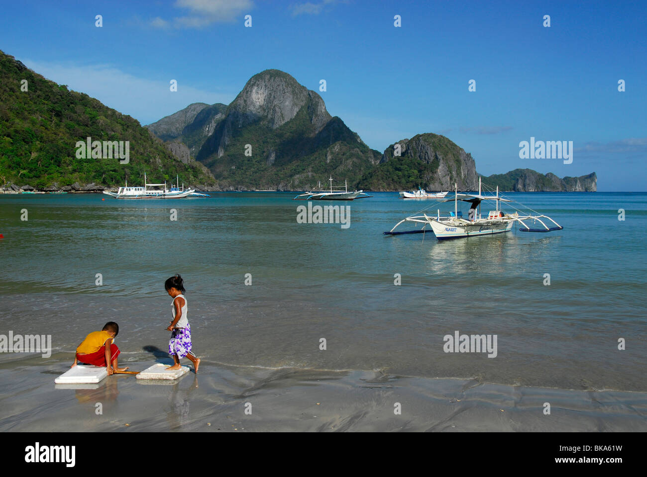 Kinder spielen am Strand, El Nido, Palawan, Philippinen, Südostasien Stockfoto