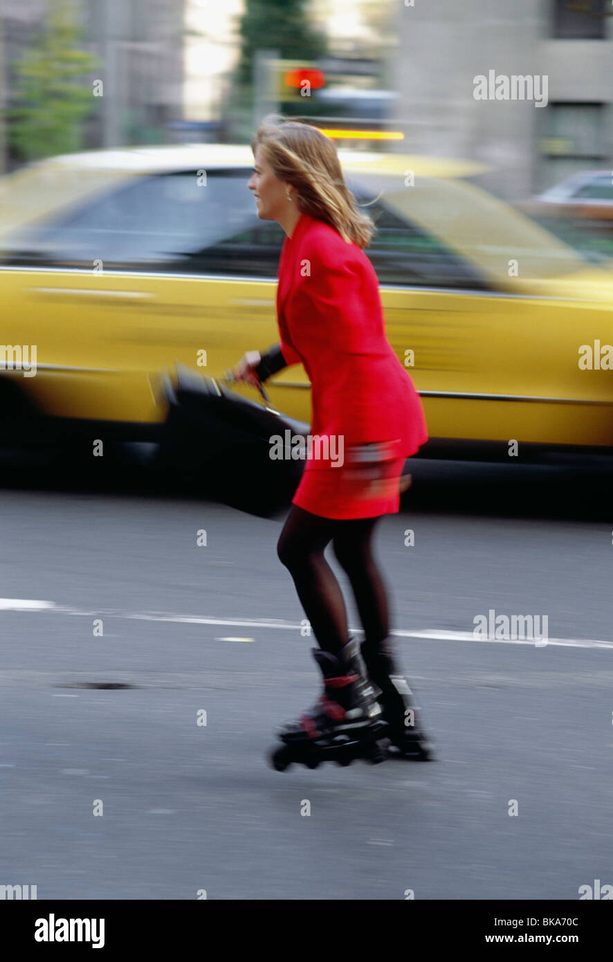 Geschäftsfrau Roller Blading zur Arbeit, NYC, USA Stockfoto