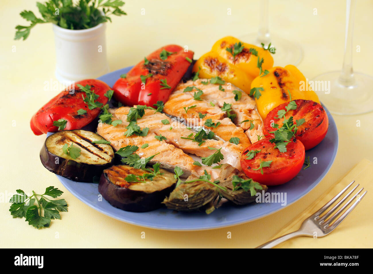Gegrillter Lachs mit Gemüse. Rezept zur Verfügung. Stockfoto