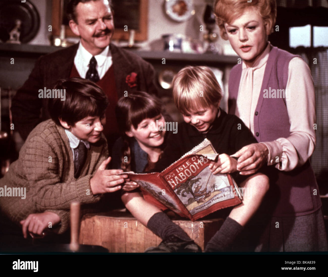 BEDKNOBS UND BROOMSTICKS (1971) DAVID TOMLINSON, IAN WEIGHILL, CINDY O' CALLAGHAN, ROY SNART, ANGELA LANSBURY BKBS 002 OS Stockfoto