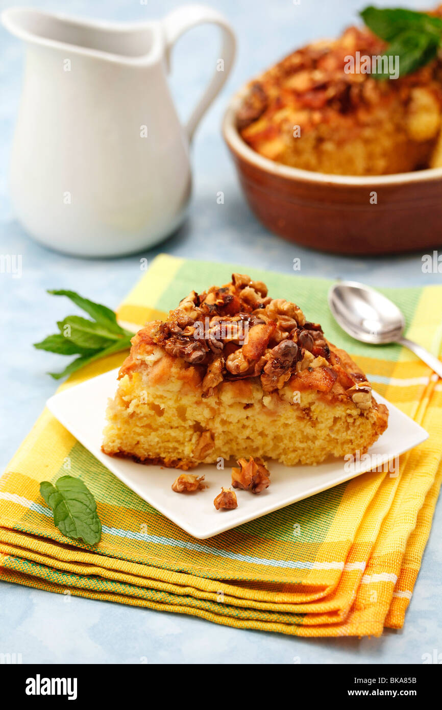 Biskuit mit Walnüssen und Äpfeln. Rezept zur Verfügung Stockfotografie ...