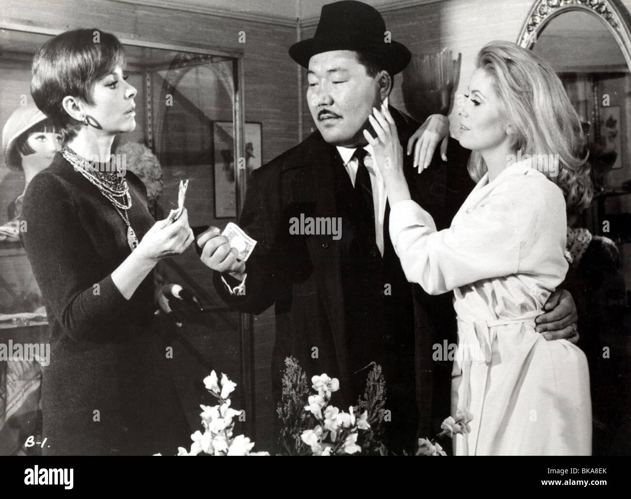 BELLE DE JOUR (1967) GENEVIEVE SEITE, ISKA KHAN, CATHERINE DENEUVE BDEJ 002P Stockfoto