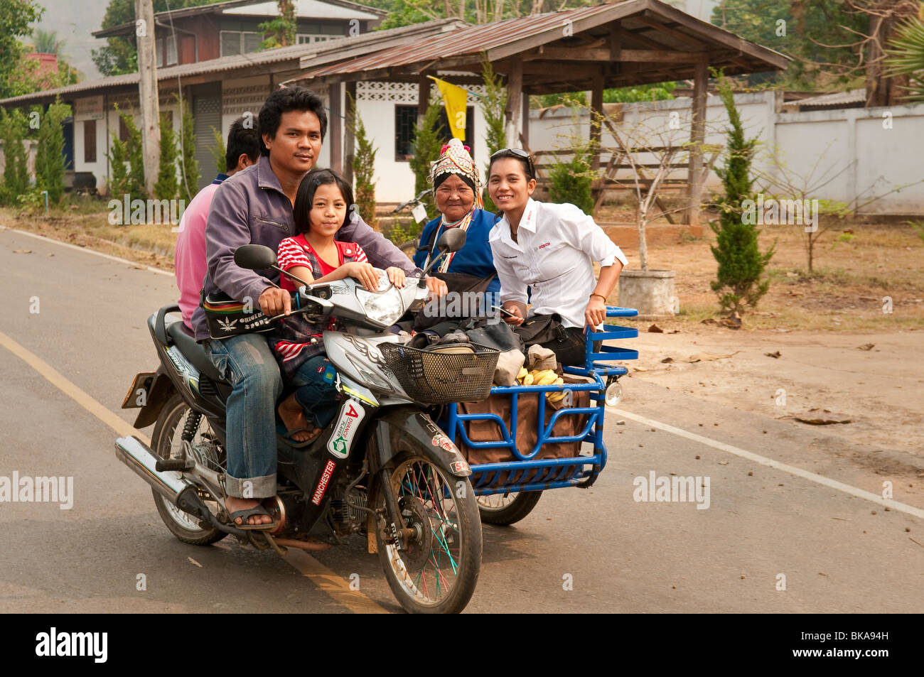 Familie, Reiten, Motorrad und Beiwagen durch Dorf entlang des Mae Tang Flusses im ländlichen Provinz Chiang Mai, Thailand. Stockfoto