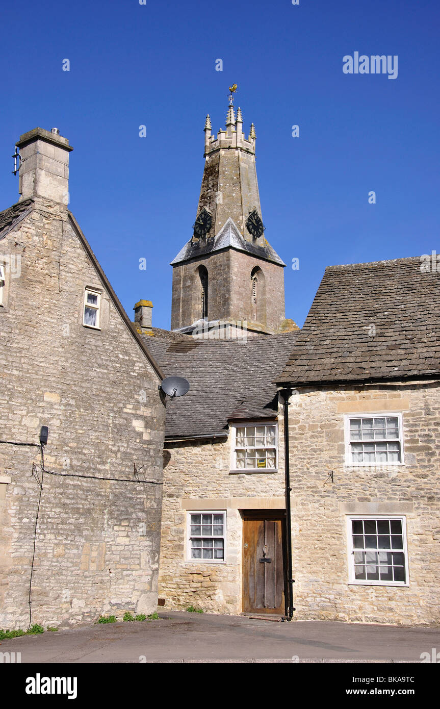 Marktplatz mit Holy Trinity Church, Minchinhampton, Gloucestershire, England, Vereinigtes Königreich Stockfoto