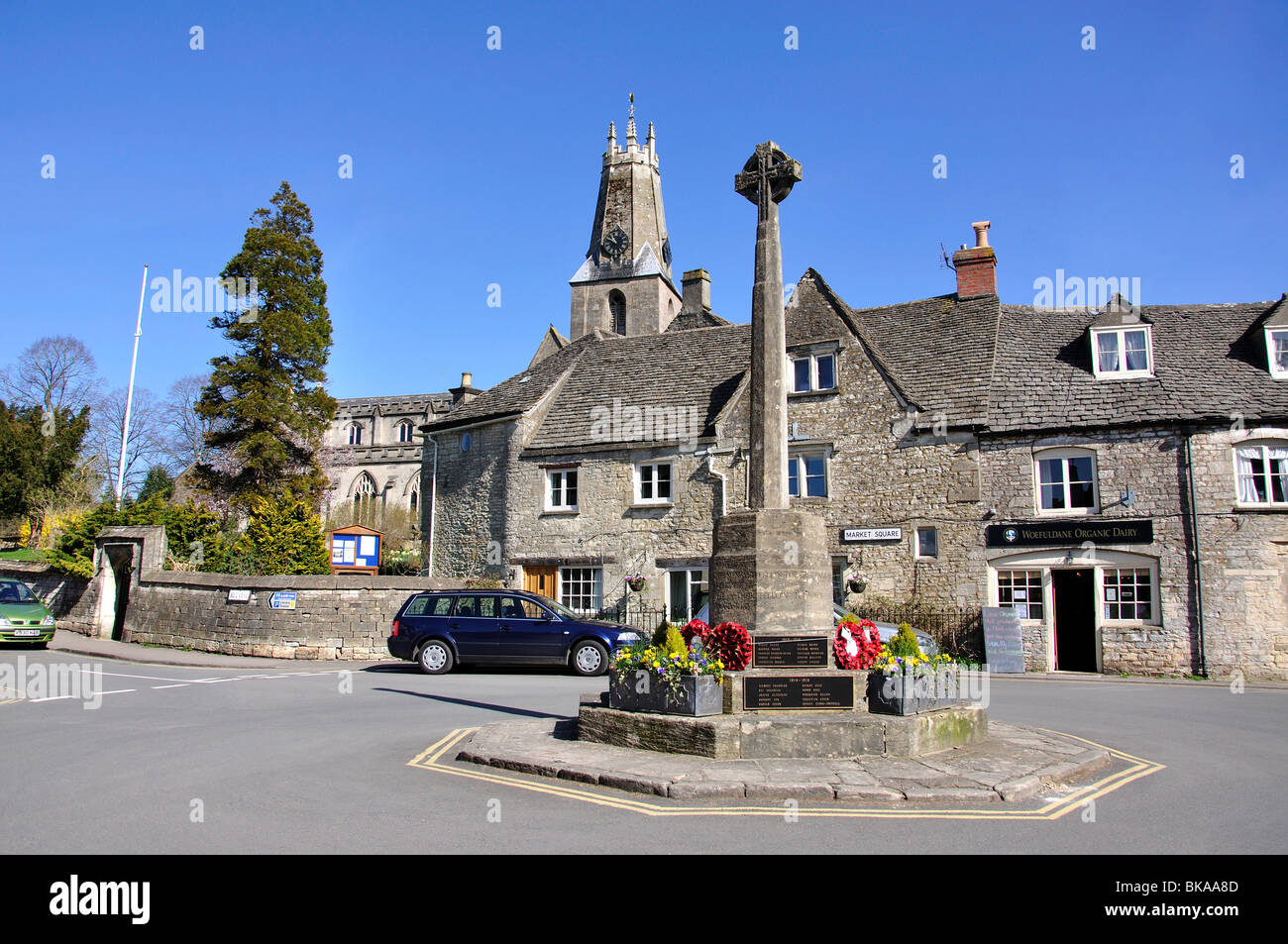 Marktplatz mit Holy Trinity Church, Minchinhampton, Gloucestershire, England, Vereinigtes Königreich Stockfoto
