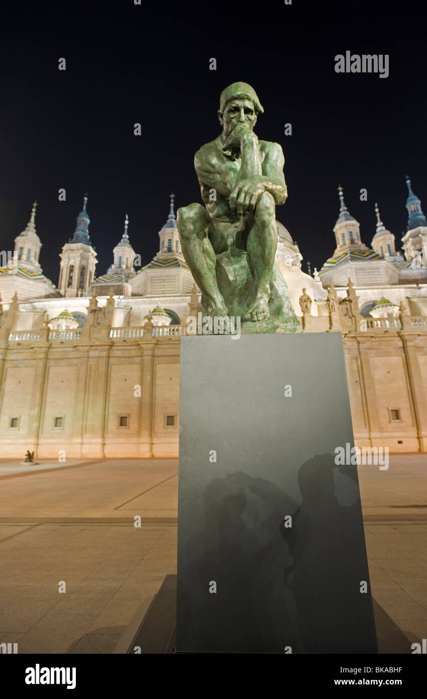 Der Denker Le lange von Auguste Rodin und Basilika Pilar, Zaragoza Spanien. Stockfoto