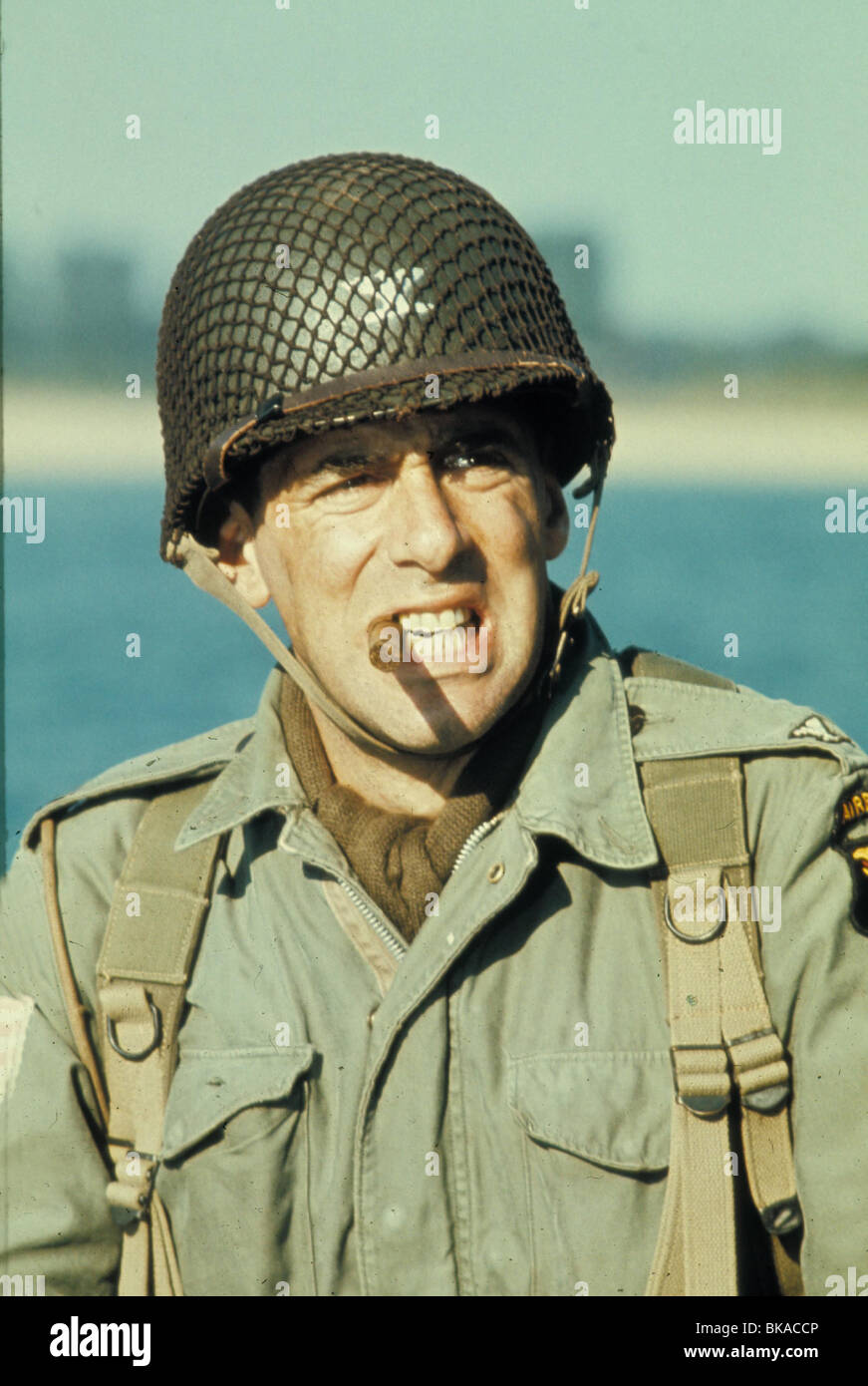 EINE BRÜCKE ZU WEIT (1977) ELLIOTT GOULD BTFR 037 Stockfoto