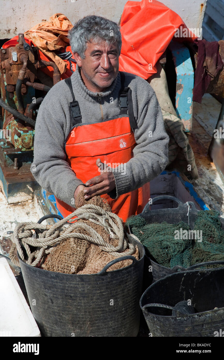 Fischer im Hafen von Estepona, Andalusien, Provinz Malaga, Spanien Stockfoto