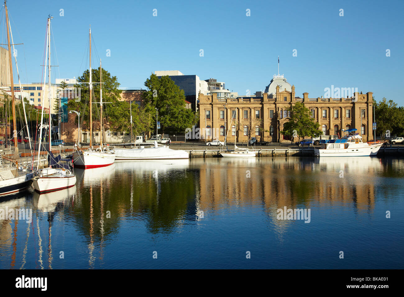 Historischen Tasmanian Museum And Art Gallery Spiegelt Sich In Verfassung Dock Hobart Tasmanien Australien Stockfotografie Alamy