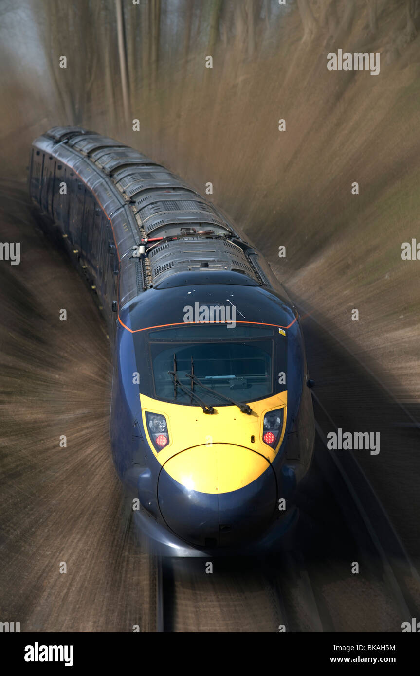 Highspeed-Zug-Rush durch die Landschaft Stockfoto