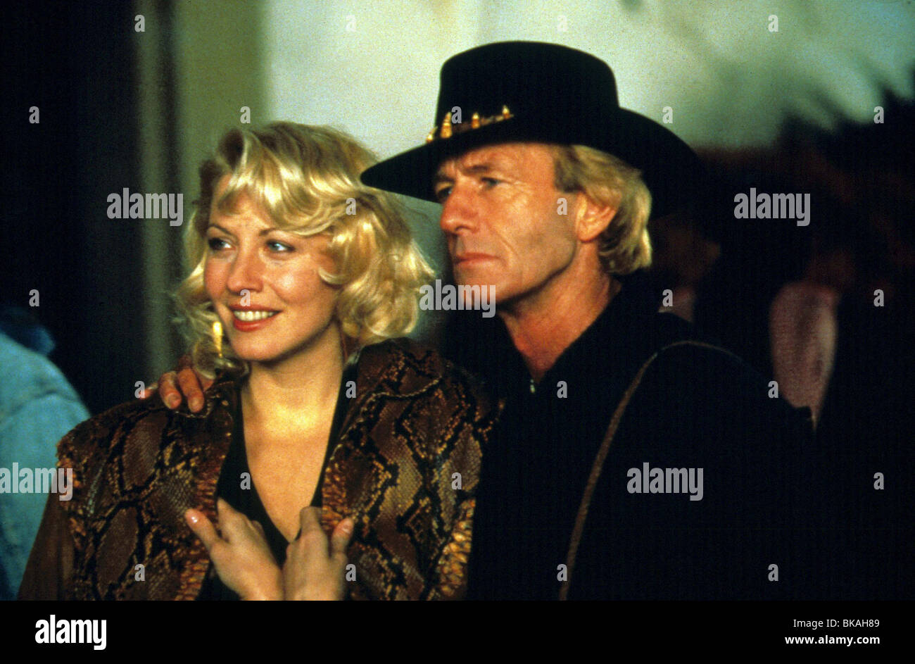 CROCODILE DUNDEE II (1988) LINDA KOZLOWSKI, PAUL HOGAN CR2 008 Stockfoto