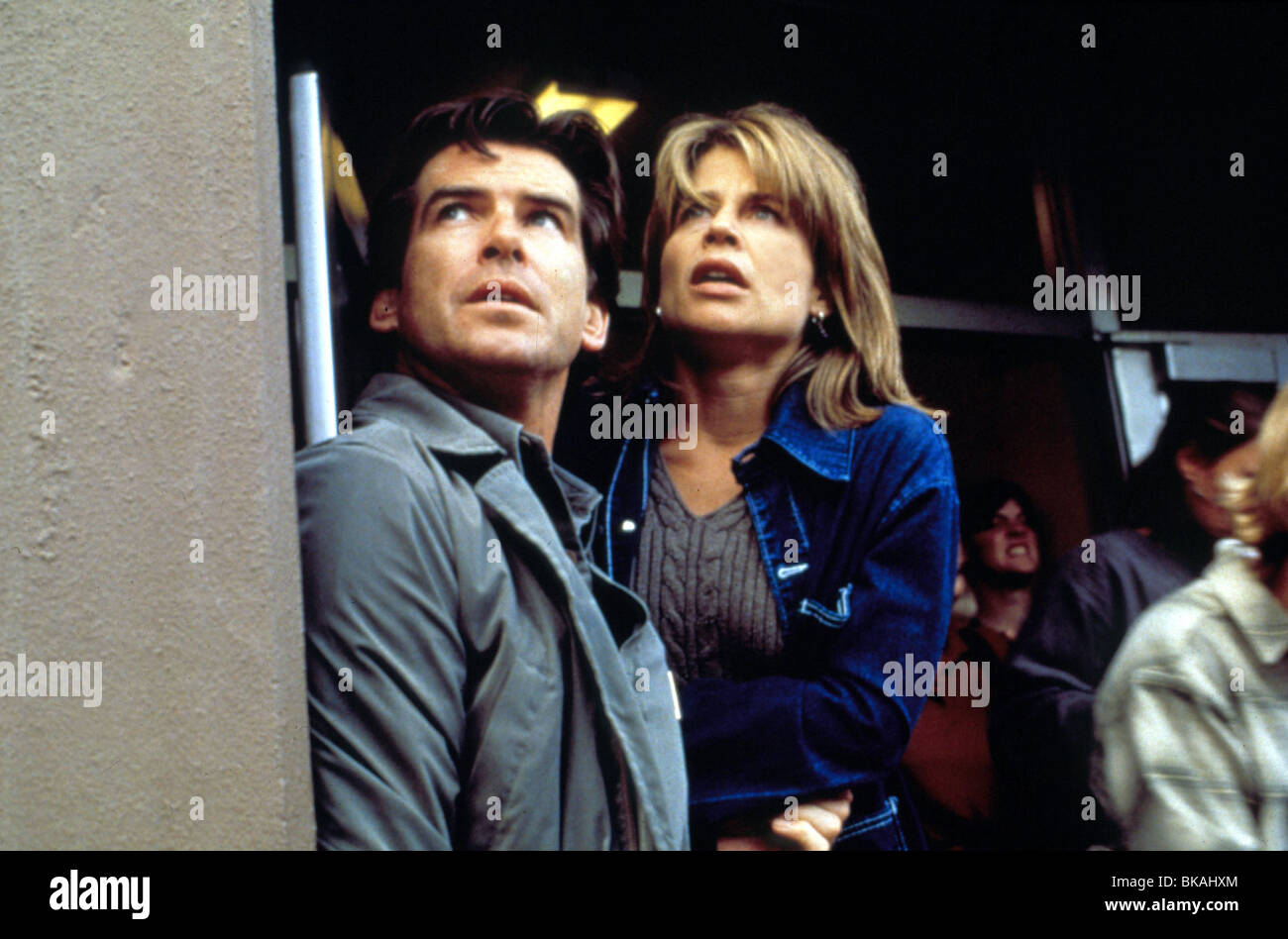 DANTES PEAK (1997) PIERCE BROSNAN, LINDA HAMILTON DANP 010 Stockfoto
