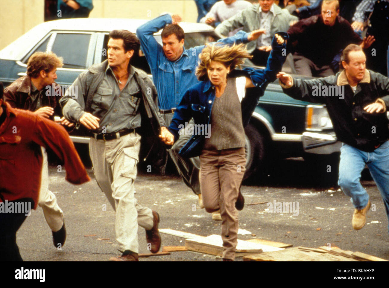 DANTES PEAK (1997) PIERCE BROSNAN, LINDA HAMILTON DANP 013 Stockfoto