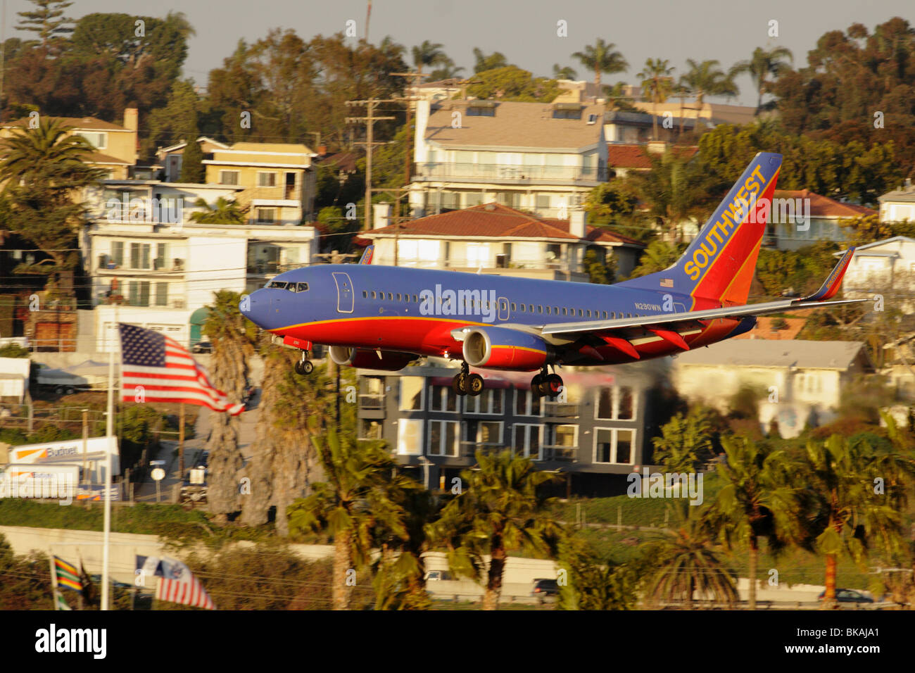 Boeing 737 Verkehrsflugzeug im Endanflug auf San Diego International Airport-San Diego, Kalifornien, USA. Stockfoto