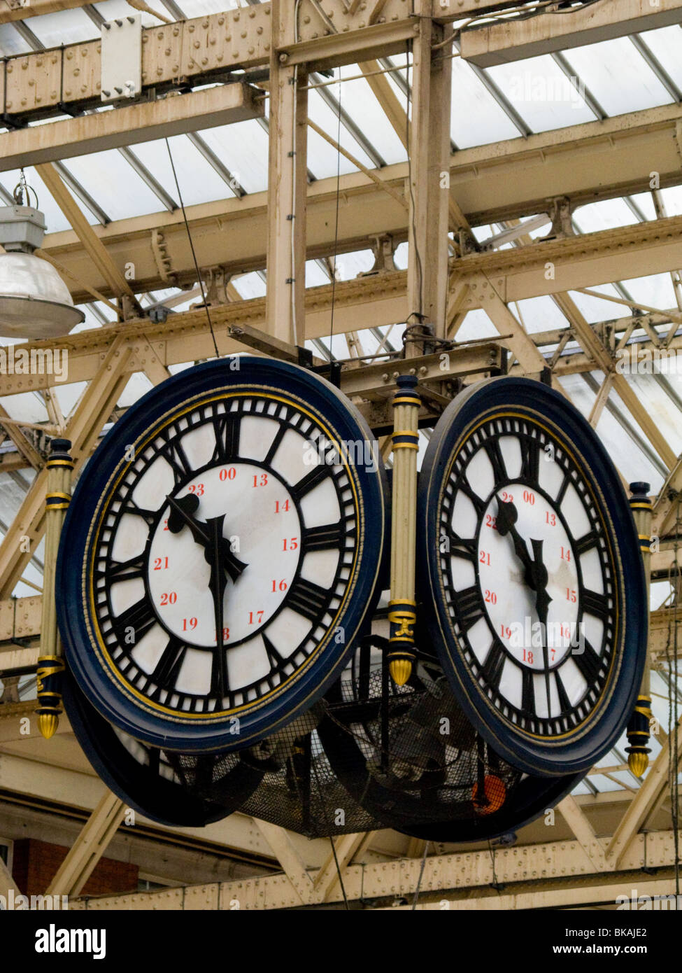 Angehaltenen Uhr – bekannt als ein Ort der Begegnung / Wahrzeichen – in der Bahnhofshalle / ticket Hall an der Waterloo Station. London UK. Stockfoto