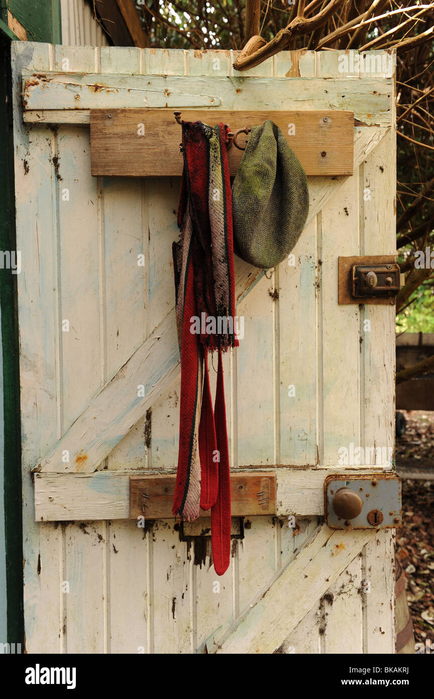 Tuch Cap und Krawatten hinter Gartenhaus Tür hing Stockfoto