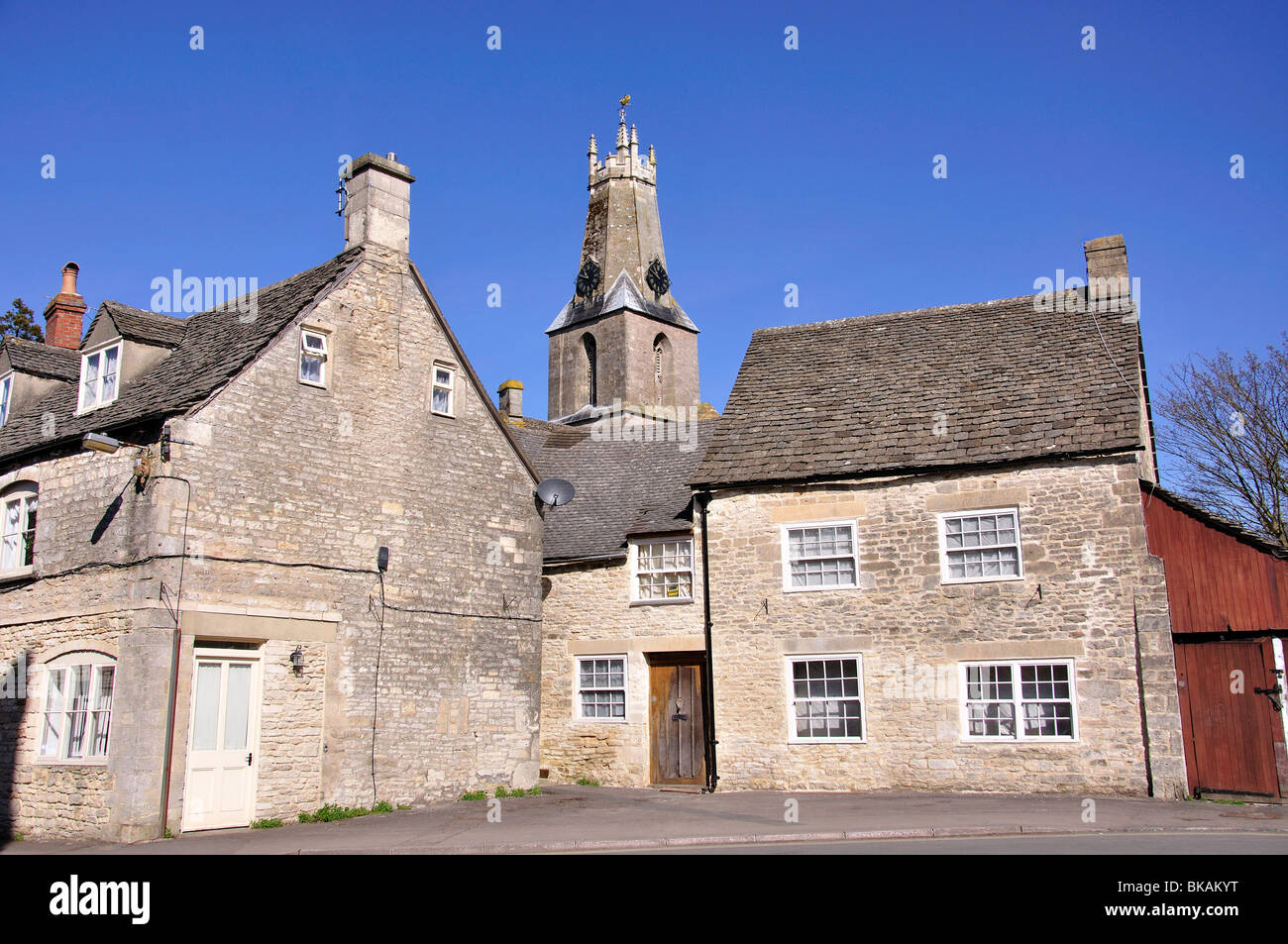 Marktplatz mit Holy Trinity Church, Minchinhampton, Gloucestershire, England, Vereinigtes Königreich Stockfoto