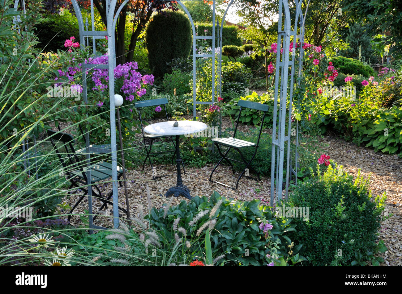 Sitzecke im Garten Pavillon. Design: Marianne und Detlef lüdke Stockfoto