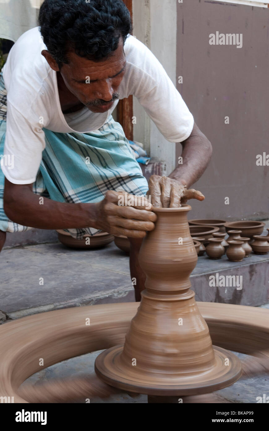 Indien, Pondicherry, Potter arbeitet auf einer Töpferscheibe Stockfoto
