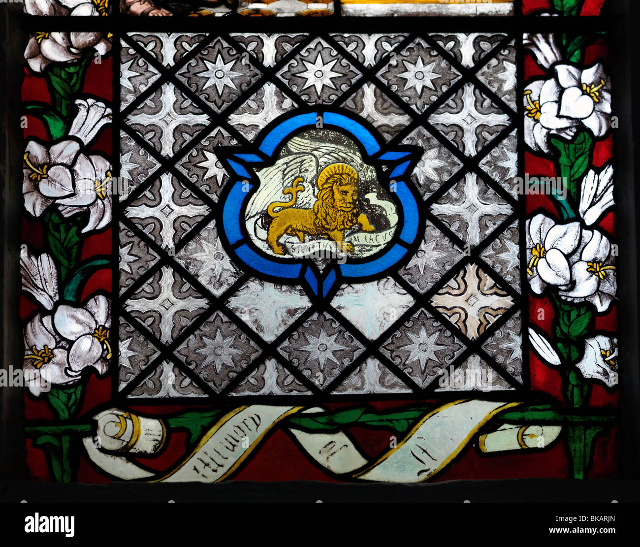 Pfarrkirche St. Peter Walton auf dem Hügel Surrey England Glasmalerei Fenster am Markusplatz, die der Evangelist als Löwe symbolisiert Stockfoto