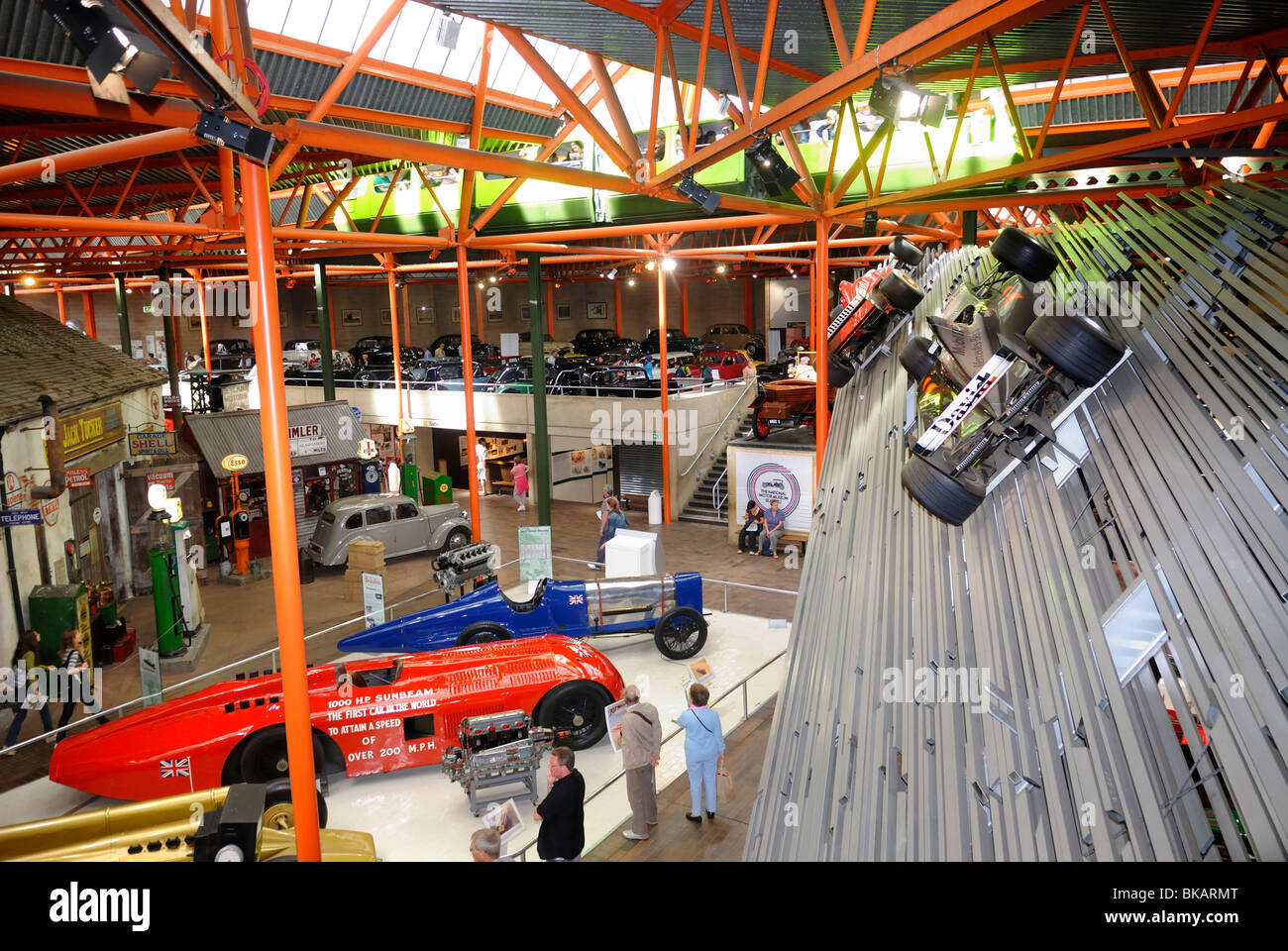 Innere des Beaulieu National Motor Museum, Brockenhurst, Hampshire, Großbritannien. Stockfoto