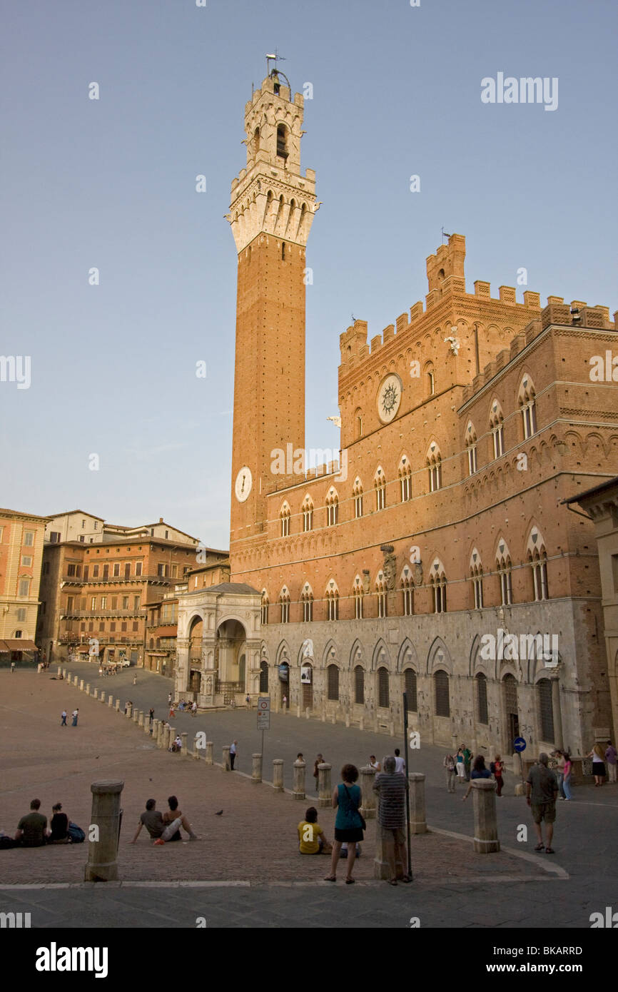 Piazza del Campo mit Turm del Mangia, Siena, Italien Stockfoto