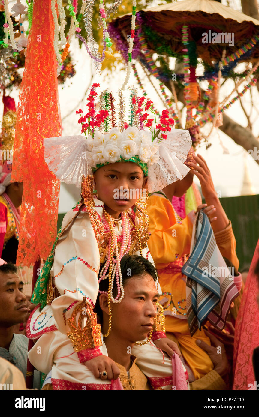 Zeremonie für Jungen zu buddhistischen Novizen von den Shan Menschen in Burma lebt in Chiang Mai, Thailand Stockfoto