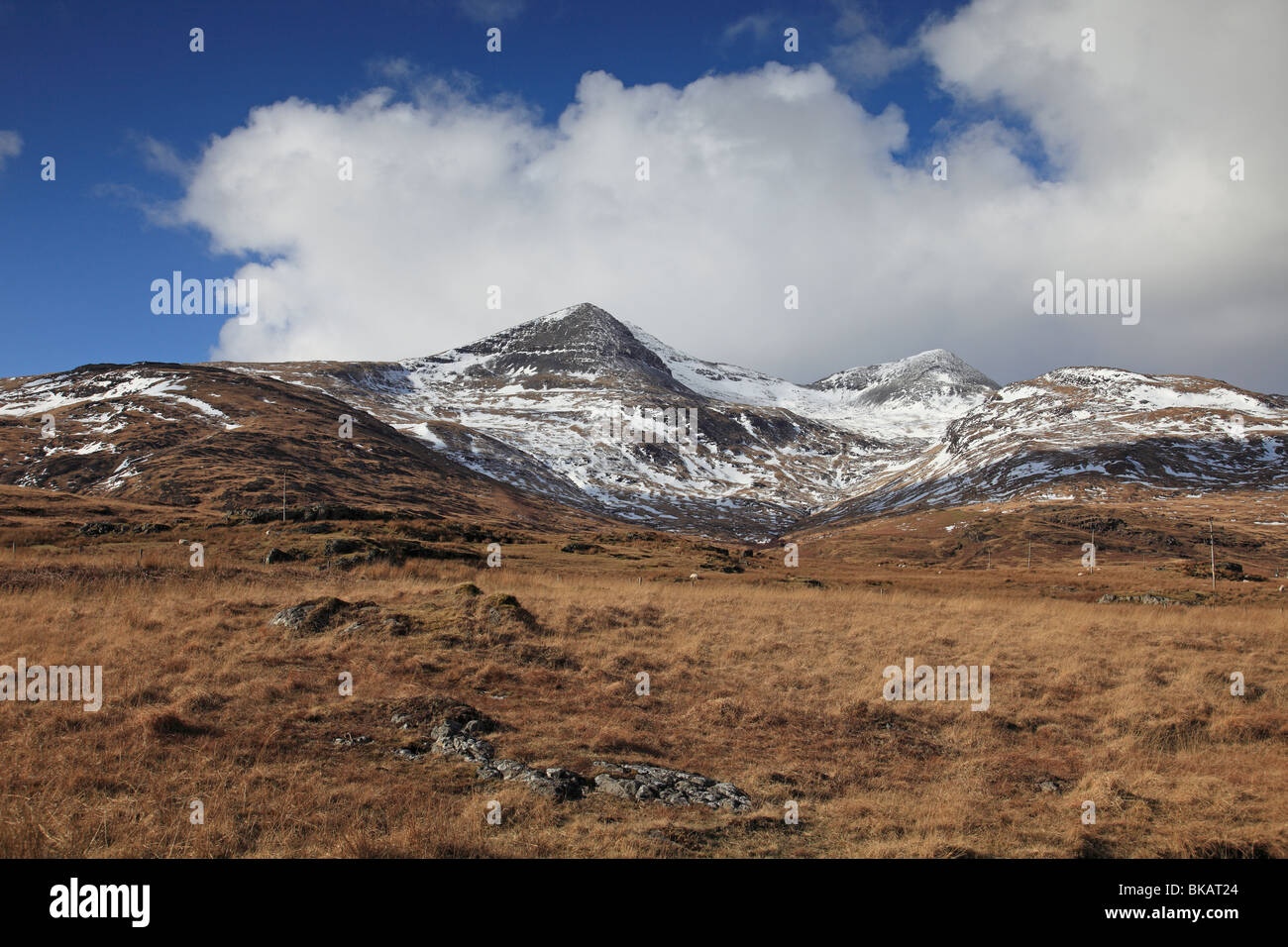 Schneebedeckte Ben More in Glen More, Isle of Mull, Western Isles, Schottland Stockfoto