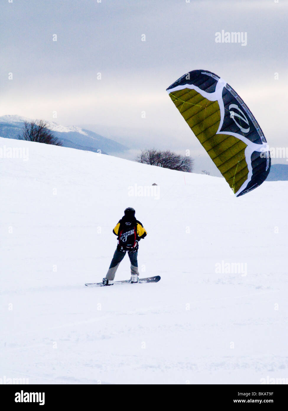 Skifahrer-Para-Ski / Ski / ski in der französischen alpinen Ferienort Plateau De Sur Lyand. Ain-Departement Frankreichs. Stockfoto