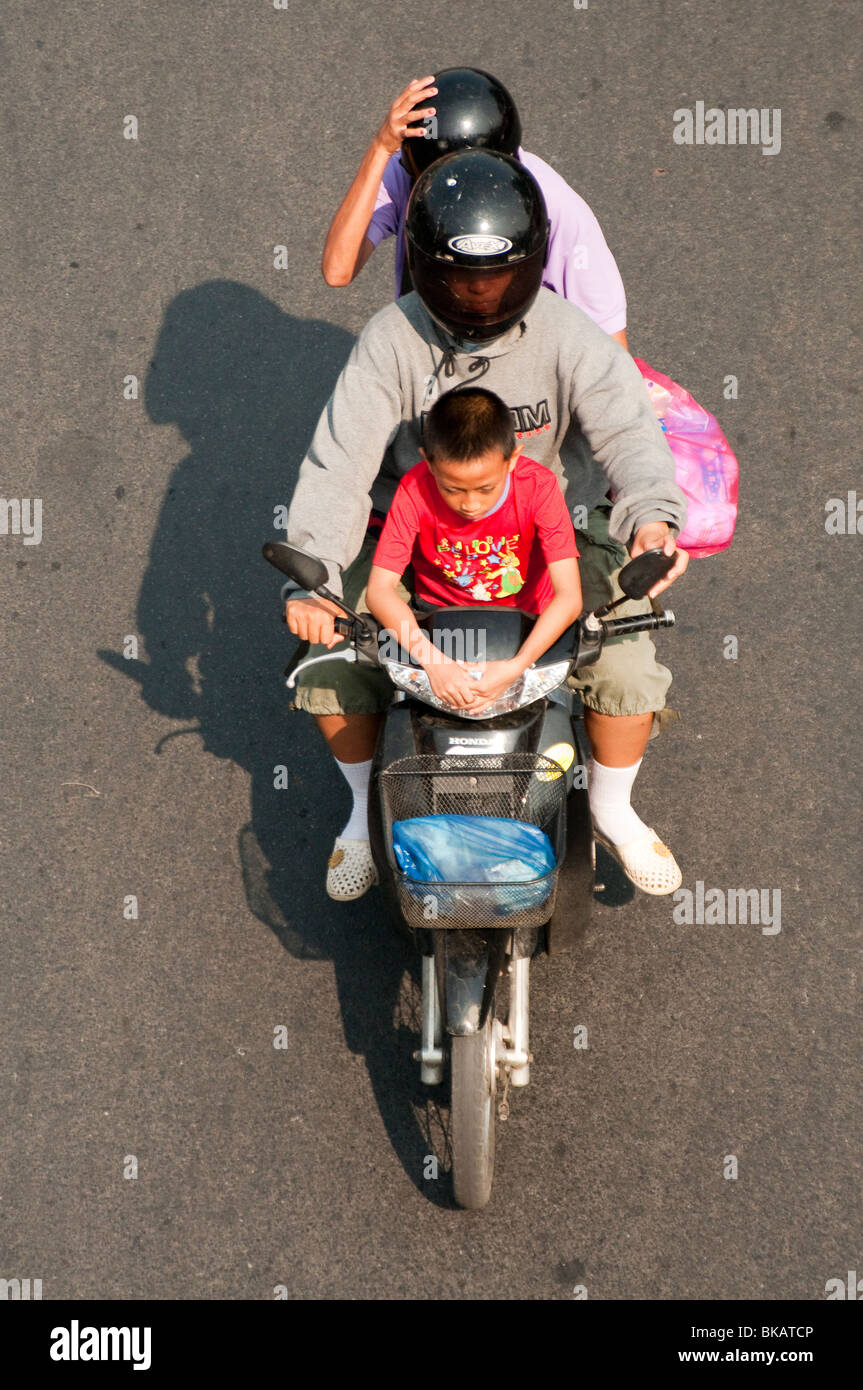 Familie auf dem Motorrad; Chiang Mai, Thailand. Stockfoto