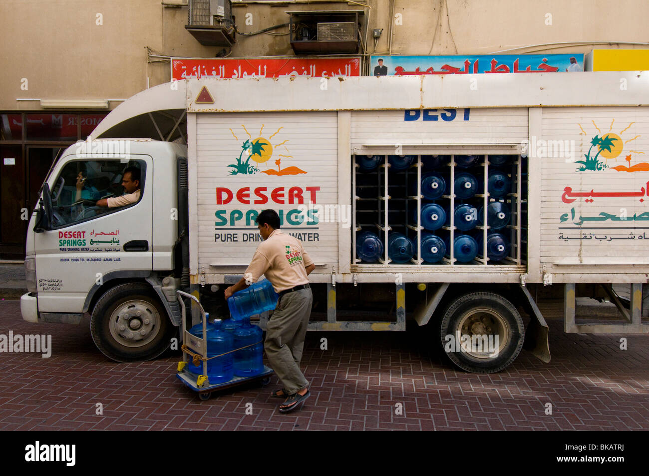 Wasser in Flaschen Lieferung Dubai Stockfoto