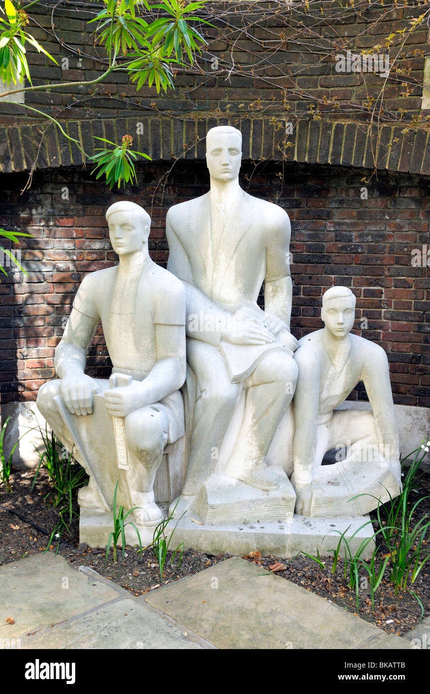 Die drei Drucker des Bildhauers Wilfred Dudeney RBS in der Goldschmiede Firmengarten Gresham Street in der City of London-UK Stockfoto