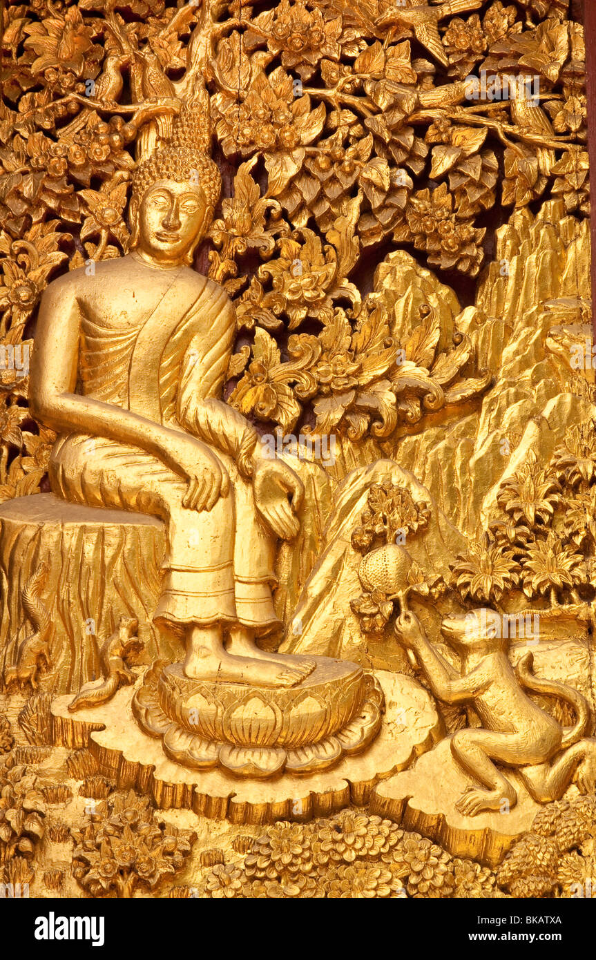 Detail der gold Kunstwerk Szene mit Buddha und Tiere auf der Wand des Wat Mahawan buddhistischer Tempel in Chiang Mai, Thailand. Stockfoto