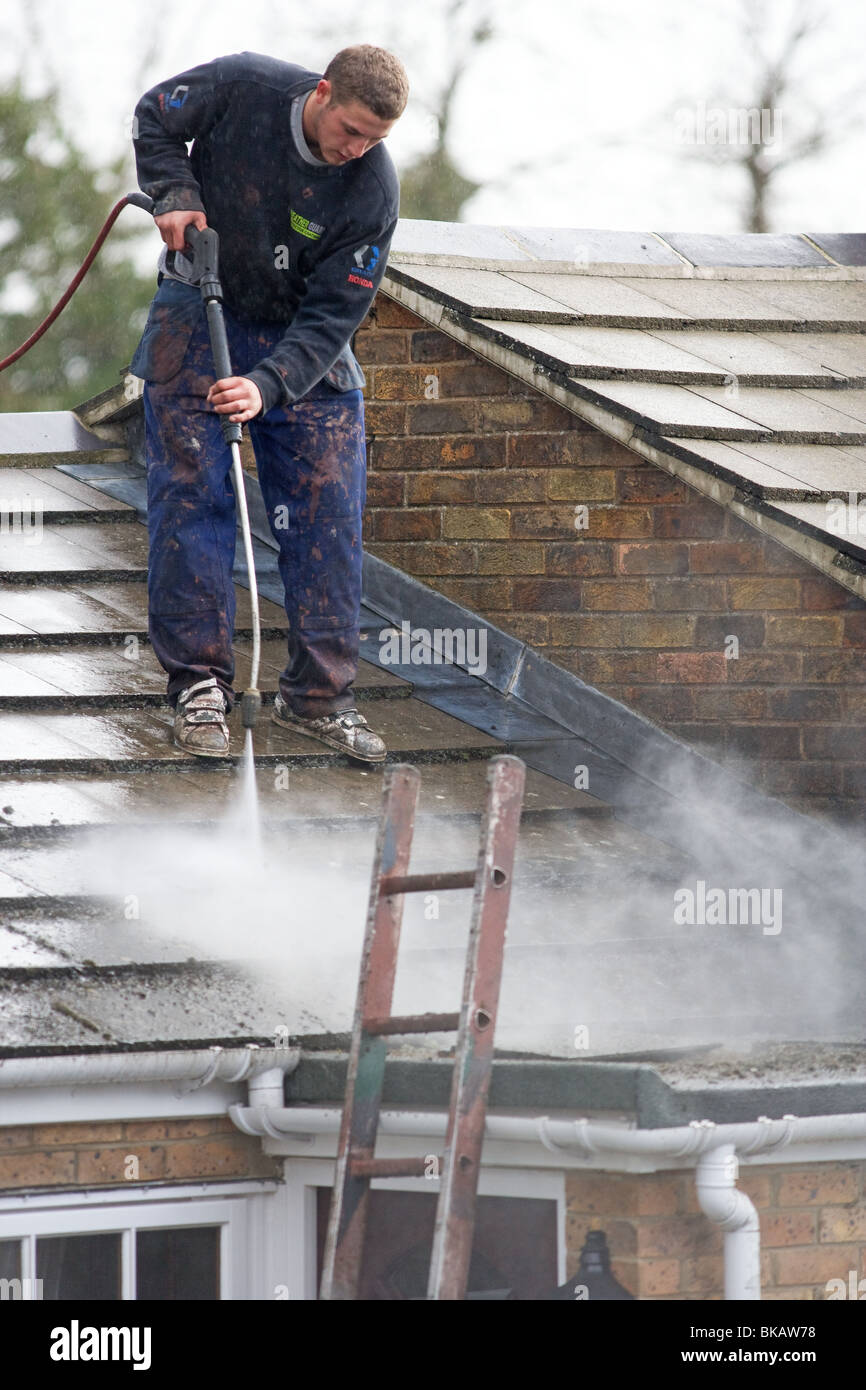 Ein Arbeiter Druck waschen ein Hausdach vor dem Lackieren. Stockfoto