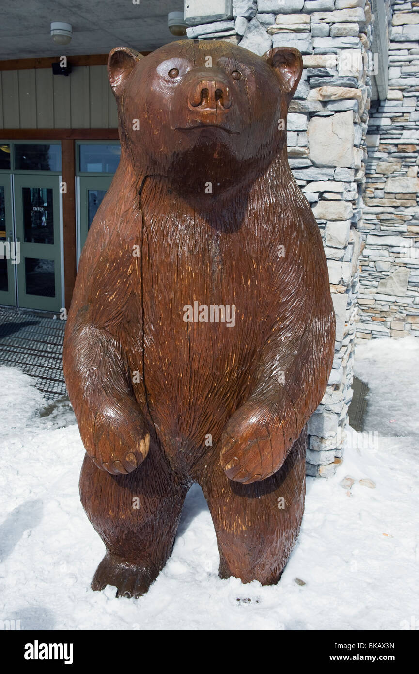 Holzstatue Grizzly Bear, Whistler Mountain Resort Austragungsort der Olympischen Winterspiele 2010 Stockfoto