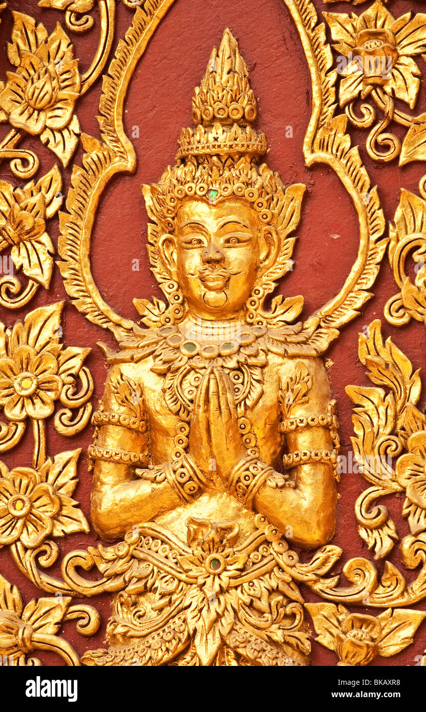 Golden Buddha Figur Detail an Wand des Wat Mahawan buddhistischer Tempel in Chiang Mai, Thailand. Stockfoto