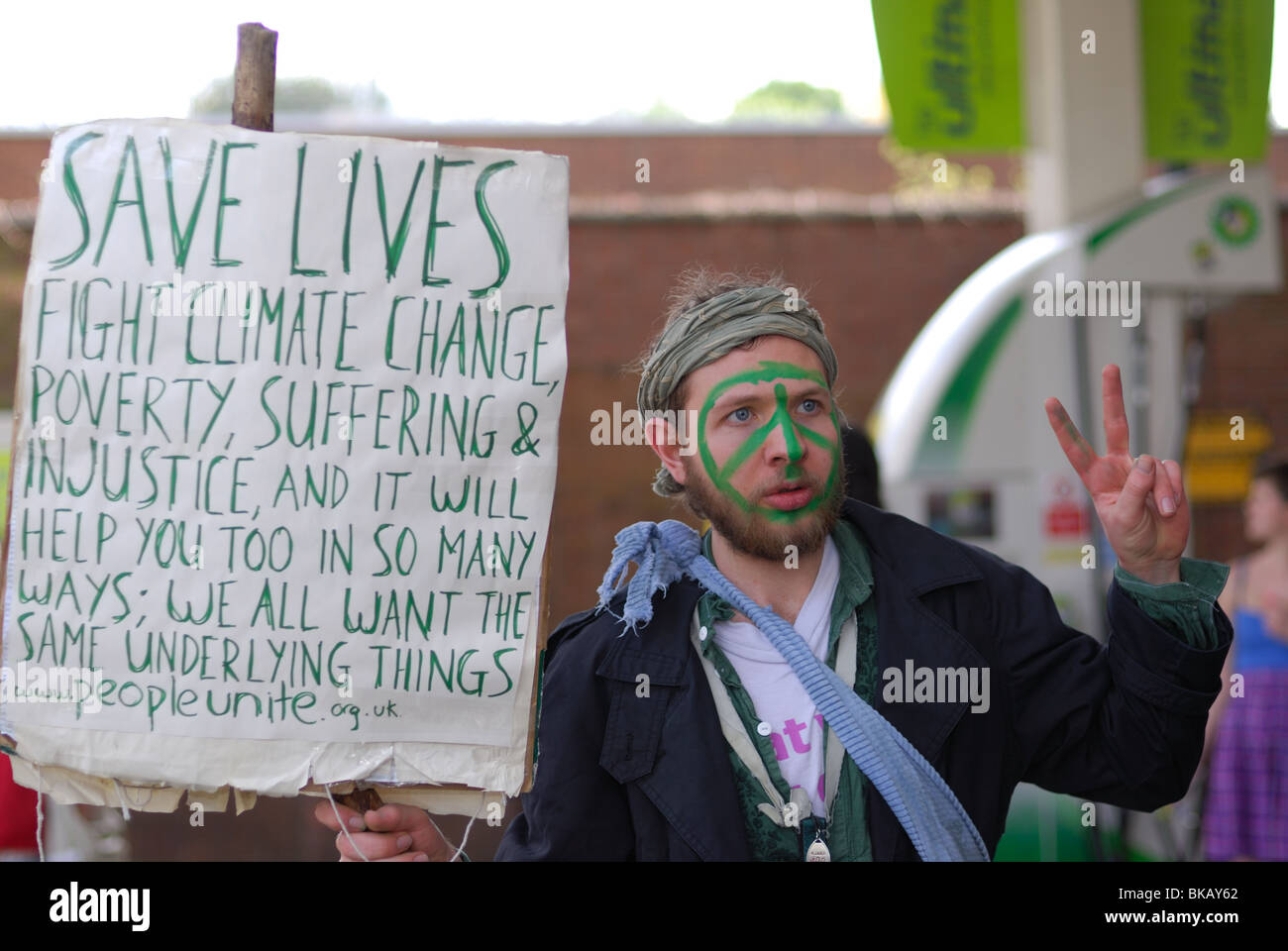 Ein Aktivist demonstriert gegen die Tar Sands Industrie auf eine BP-Tankstelle in Shepherds Bush. Stockfoto