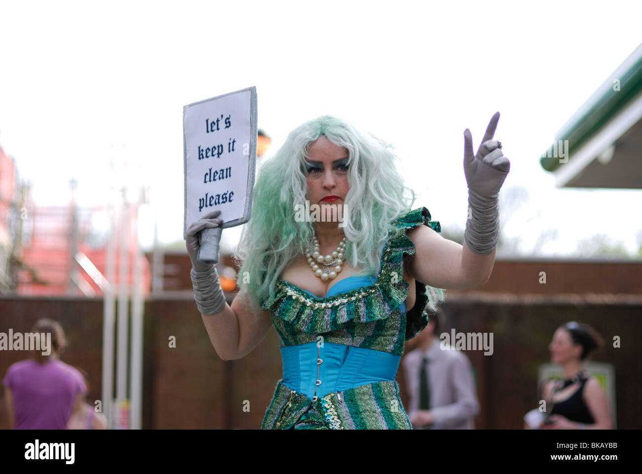 Ein Tar Sands, die als Aktivist gekleidet stellt eine Memaid auf dem Vorplatz der BP-Tankstelle in Shepherds Bush. Stockfoto