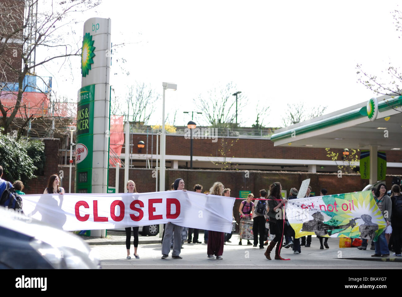 Tar Sands Aktivisten Herunterfahren eine BP-Tankstelle in Shepherds Bush. Stockfoto