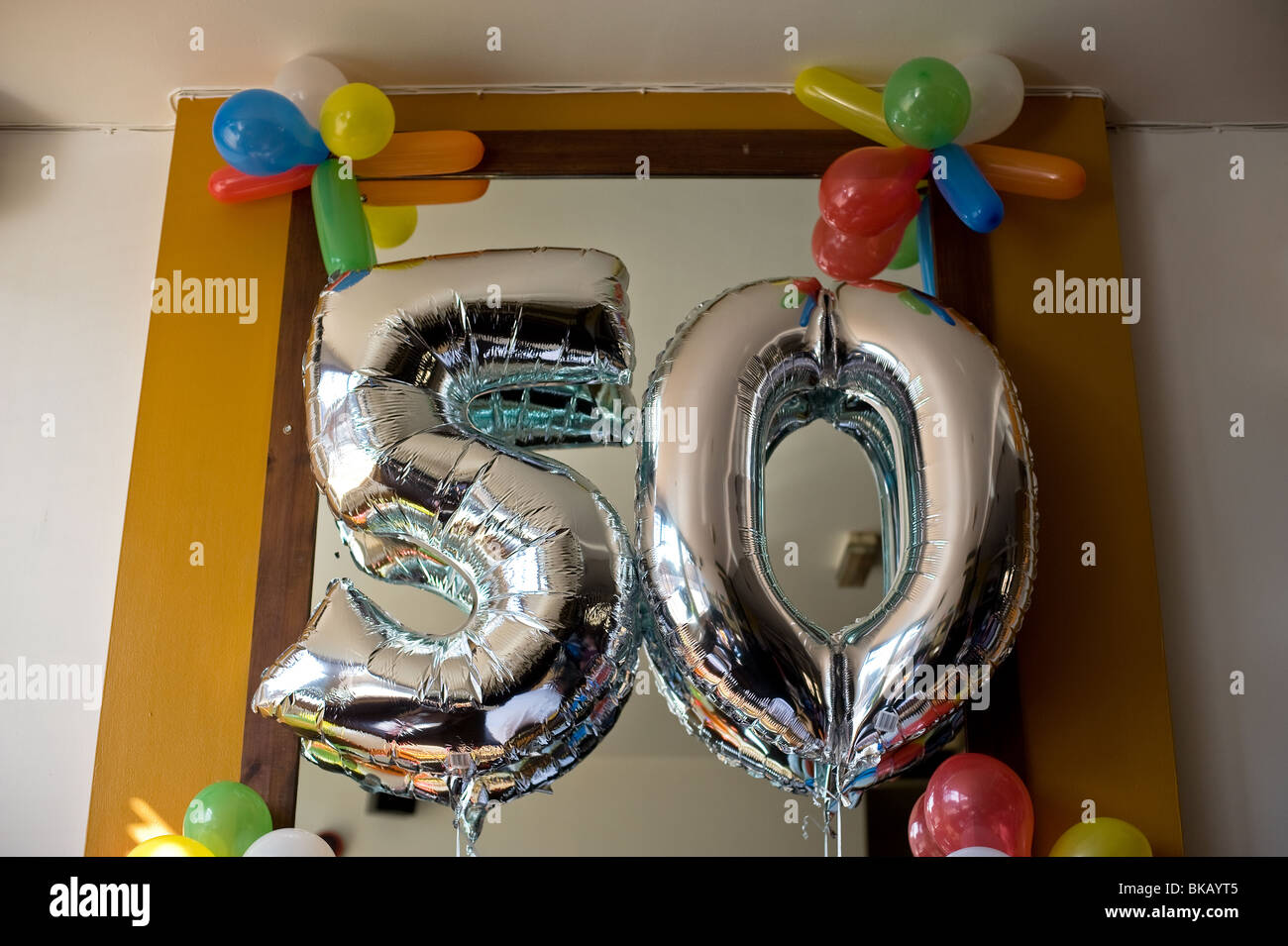 Helium Ballons für einen 50. Geburtstag. Stockfoto