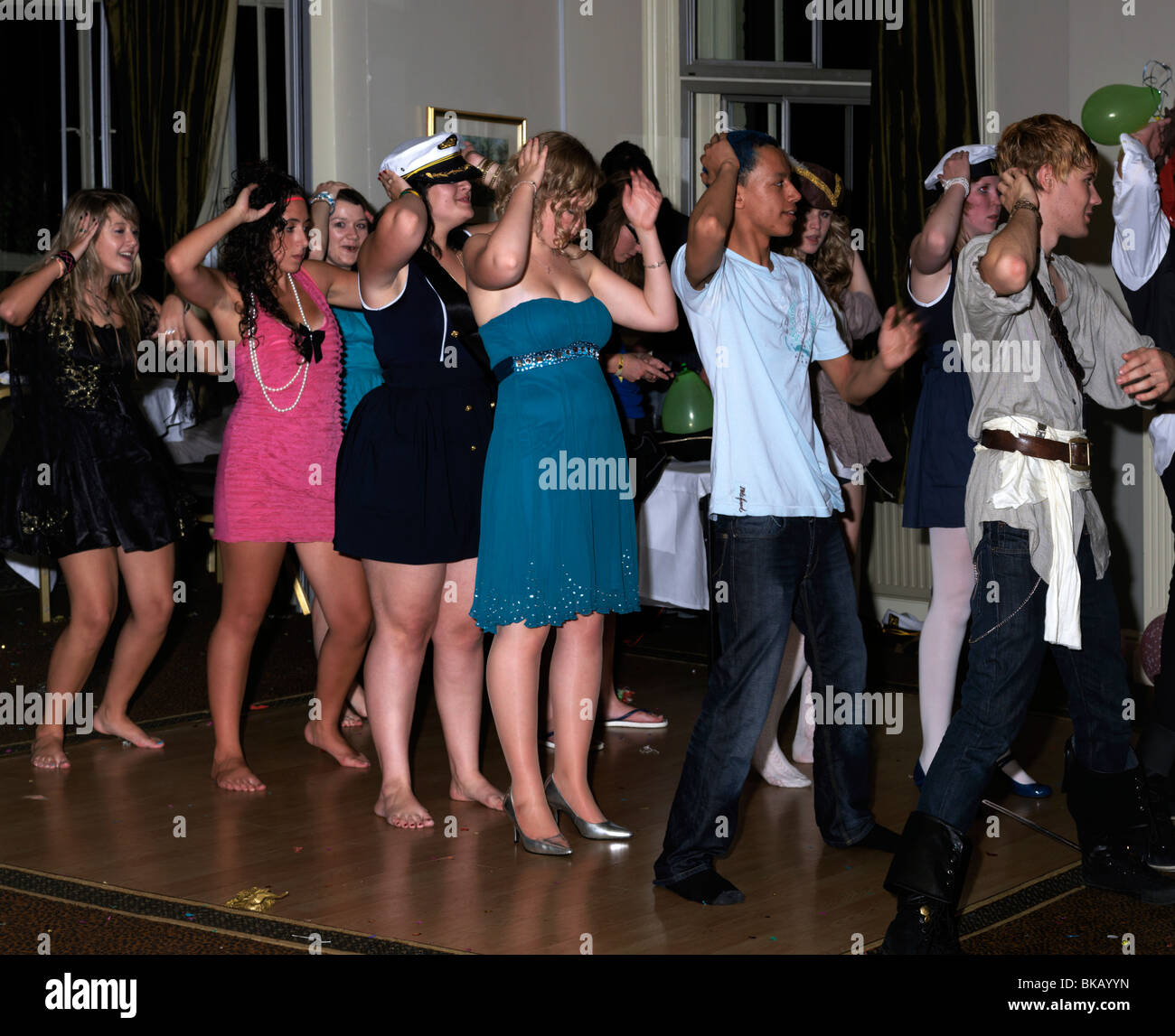 18. Geburtstag Party Teenager Kostüm Piraten und Matrosen tanzen  Stockfotografie - Alamy