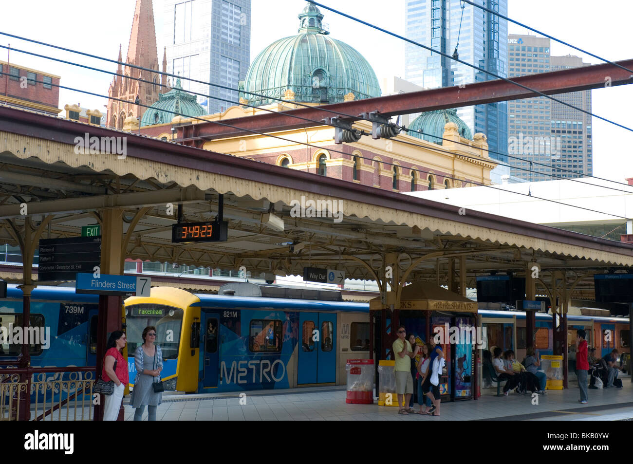 Passagiere warten auf einen Zug, Flinders Street Station, Melbourne, Australien Stockfoto