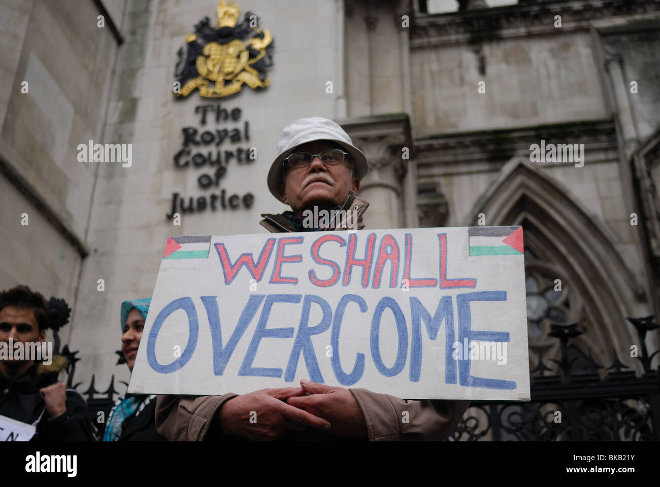 Ein Mitglied der palästinensischen Solidarität-Kampagne zeigt außerhalb der Royal Courts of Justice in den Strang. Stockfoto