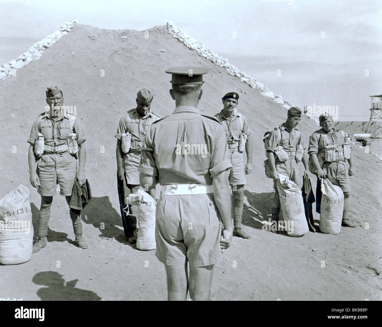 DER HÜGEL (1965) OSSIE DAVIS, SEAN CONNERY, ROY KINNEAR HLL 011P Stockfoto