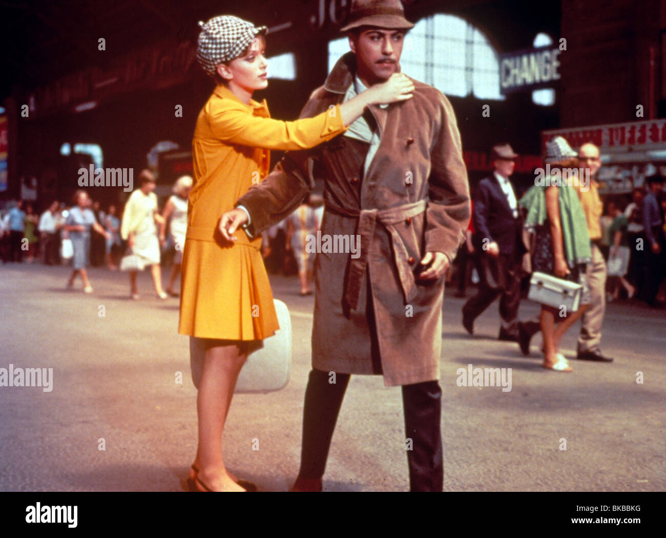 INSPEKTOR CLOUSEAU (1968) DELIA BOCCARDO, ALAN ARKIN ISC 010 Stockfoto