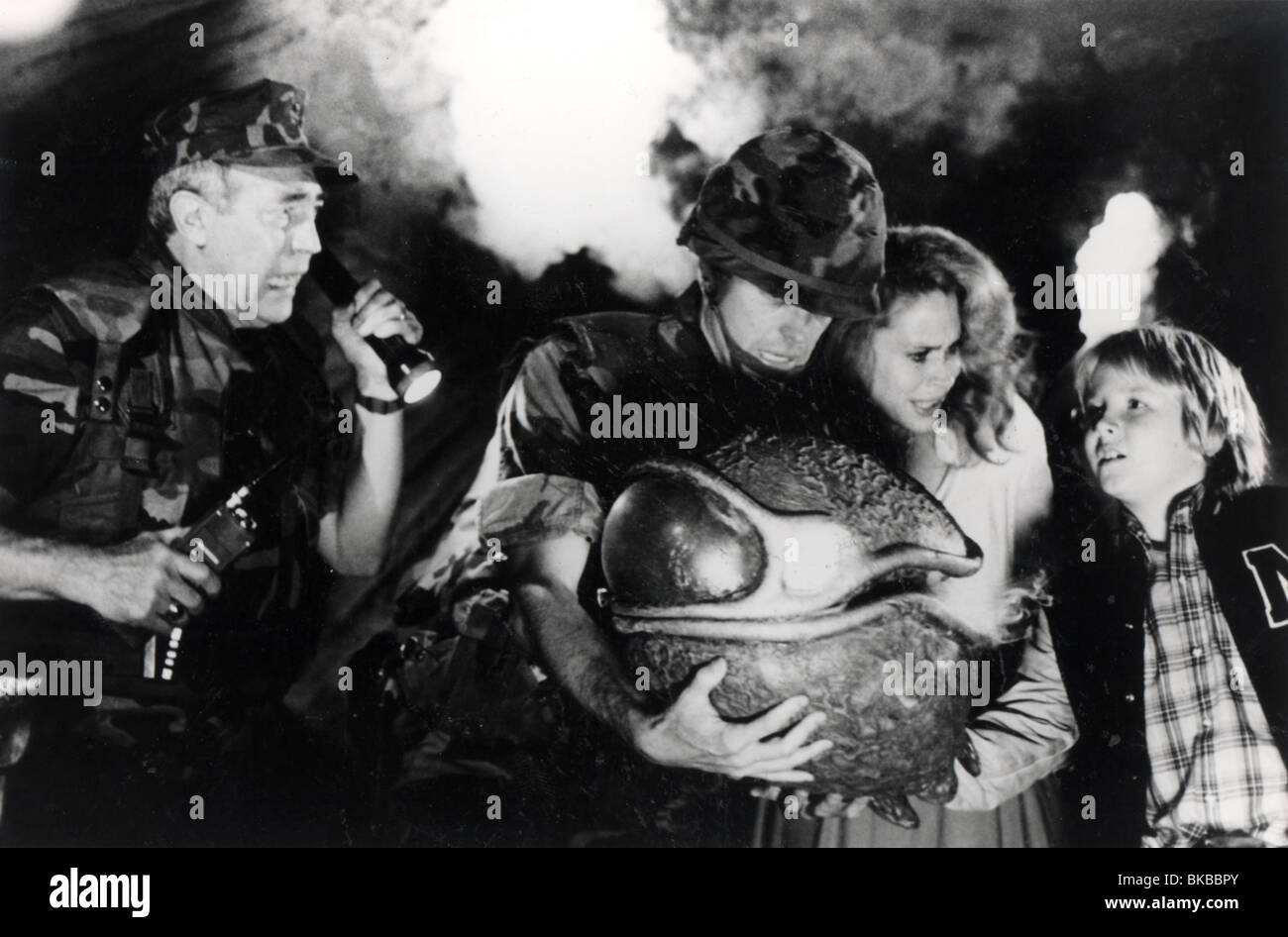 INVADERS FROM MARS (1986)-JAMES KAREN, CHRISTOPHER ALLPORT, KAREN SCHWARZ, HUNTER CARSON SCHNITTSTELLENMODULE 001 P Stockfoto